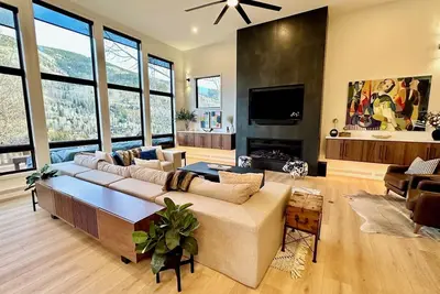 Image de New Luxe Ski Home-Nov 2024! Amazing Views - 2 Primary Suites - Hot Tub - Ski Bus