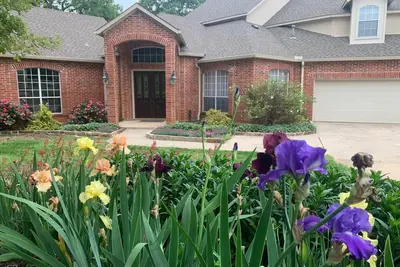 Image de Quiet 1 Acre Lake House Nestled in the Woods 4b/4b