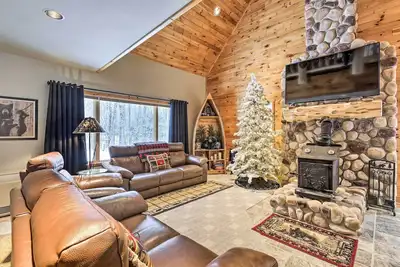 Image de Phelps Cabin on 26 Acres w\/ Fire Pit!