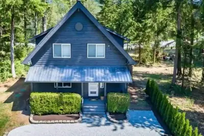 Image de Stunning 3 bed Skykomish Riverfront Cabin with breathtaking views