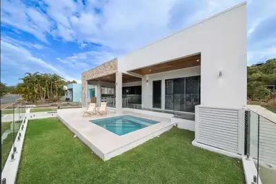 Image de Hideaway Bays Luxury brand new house - across from the beach!