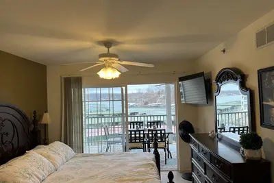 Image de Lake Front Views in each Room! Location Location