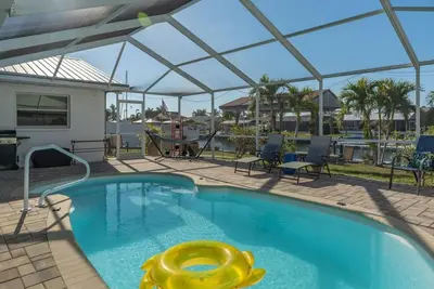 Image de Pirates Den - 4br Pet-Friendly Waterfront Oasis with Pool, Dock, Kayaks, Fire Pit, Game Room and Bar