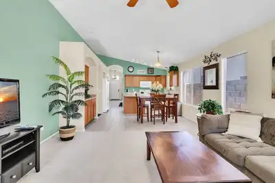 Image de Gorgeous family home five minutes from State Farm Stadium!