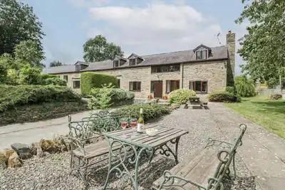 Image de Bullfinch Cottage, pet friendly, with open fire in Kingsland