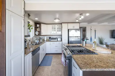 Image de Excellent quiet bay view condo!