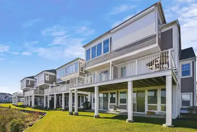 Image de Activities included up to $300 Free Per Week! ! Welcome to your next vacation paradise! This charming and well-appointed 3 bedroom, 3. 5 bath townhome features casually elegant and comfortable decor offering amazing water views!