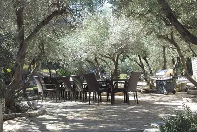 Image de Villa de Thouzon, villa provençal, très calme et luxurieux, idéal famille \/ amis