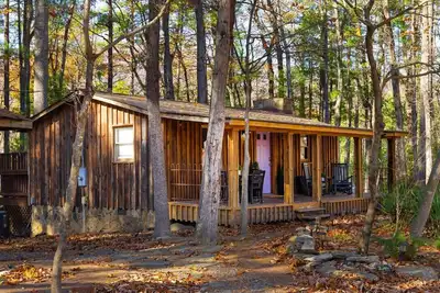 Image de Cozy 2br Cabin w/Hot Tub, Fire Pit Near Shenandoah