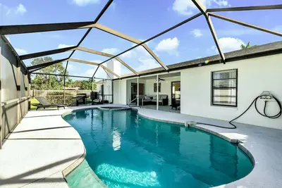 Image de Bradenton Pool Home with Game Room, Huge Backyard and Close to Beaches