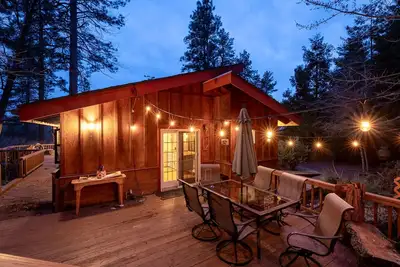 Image de Cozy Cabin in Idyllwild with romantic Mountain Views—and a game room! Sleeps 10