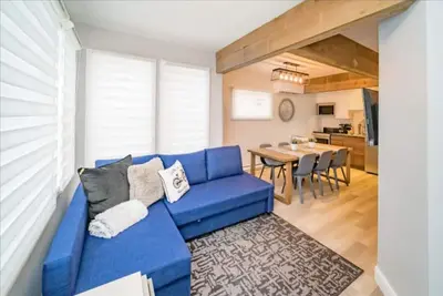 Image de Classy Main Canadian Suite - Close to Attractions