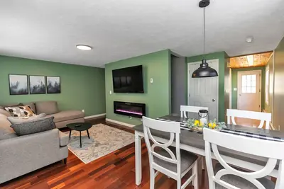 Large 3 floor Townhome with Patio, Backyard and Sauna