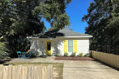 Image de Hibiscus Sunrise Cottage - Walk to local dining & Bayou Texar, Close to downtown