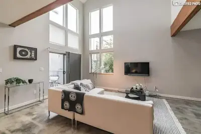 Image de Stunning Airy Industrial 2 Bedroom/Bath Loft