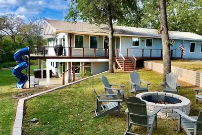 Image de New! 3 Acre, 5bd\/5bth Lakehouse w\/Hot tub & Cinema