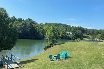 Image de Lakefront 3br home with hot tub, fire pit and private dock
