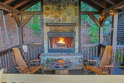 Image de Sunset on the Ridge cabin with outdoor fireplace