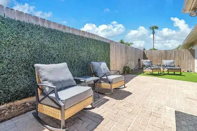 Image de Seascape Resort | Refreshed Outdoor Living & Decor | Sandcastle Cove 69a
