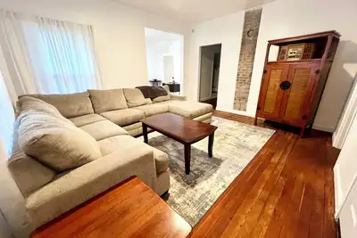 Image de Cozy farmhouse minutes from the airport, downtown, and Ims.