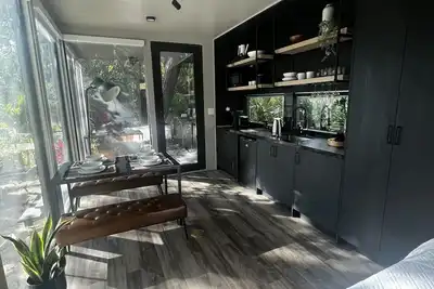 Image de *New Stunning minimalist tiny home in the city! Modern and stylish!