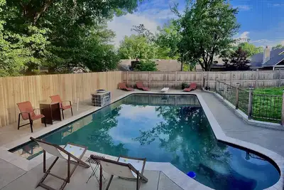 Image de Beautiful King Suit w/ Private Pool — 10mins from Tulsa!