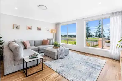Image de Betty: Luxe at the seaside - Lake Illawarra foreshore and Warilla Beach