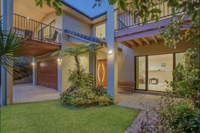 Image de Huge Modern Home close to everything!