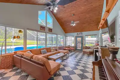 Image de Tallahassee Pool+Hot Tub | Sleeps 16 | Game-Filled Fun