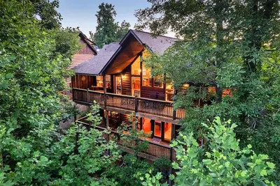 Image de Summer Sale! Dollywood Cabin with Hot Tub & Games
