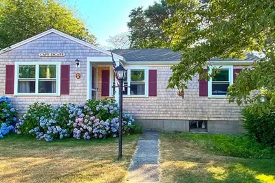 Image de Updated, beautifully decorated 3 bedroom home with fantastic private backyard