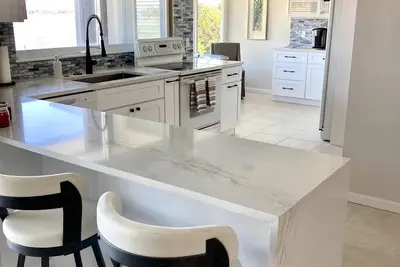 Image de Lakeside Luxury on Lake Clay!