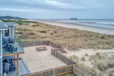 Image de Oceanfront Private Beach Access Fenced Yard Dog Ok