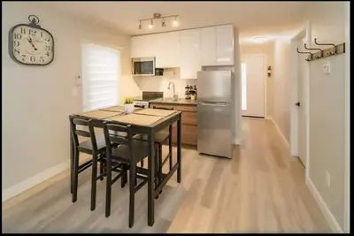 Image de Up and Classy Canadian Suite - Near Attractions
