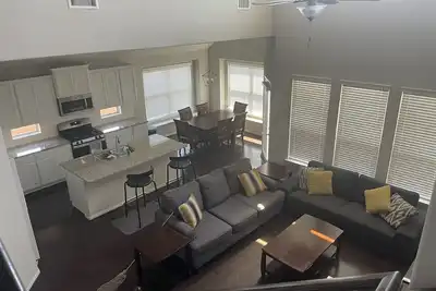 Image de 8 Beds & 4 Full Baths 2 Kitchens Attn:Crews Samsung Adjacent - Large Newer Home!