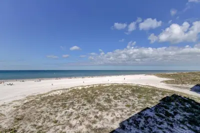 Image de #6- Sale! King Bed! 2 Br beachfront condo! Book now!