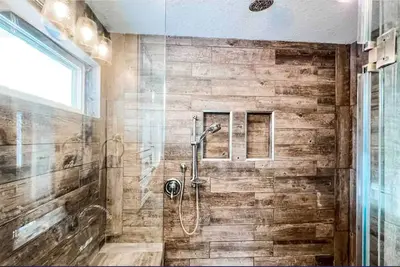 Image de House in the Woods -- relax or entertain in remodeled open floor plan