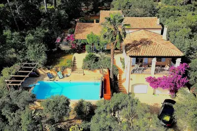 Image de Villa au calme proche Hyères grande piscine chauffée