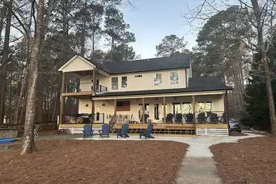 Image de New Listing! Lakefront w/ Private dock and outdoor oasis! Brand New Interior!