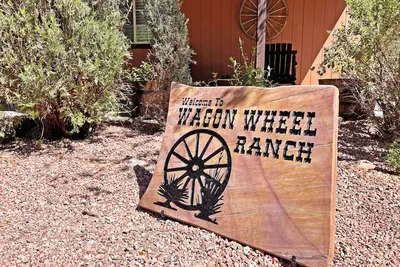 Image de Wagon Wheel Ranch close to Dvnp with hot tub and cowboy pool