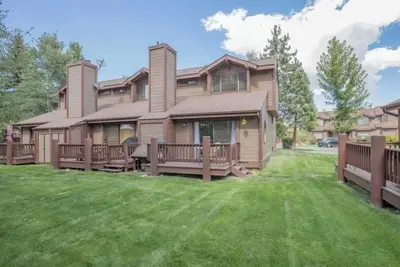 Image de Big Bear Cozy House walking from lake, 2 swiming pools, hot Tubs, Tennis courts
