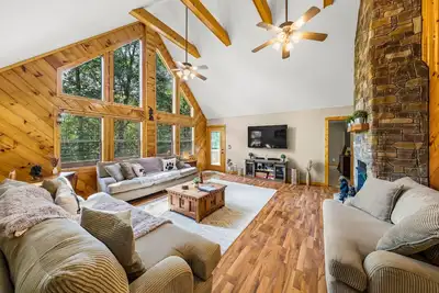 Image de Secluded Cabin-Game Room-2 King Beds-HotTub-MiniGolf-Ev Charger