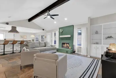 Image de Cozy Oak *Sleeps 10, Hot Tub, Fire Pit*