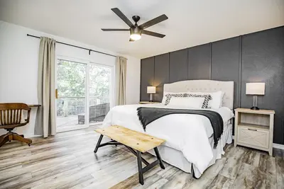 Image de Modern home near Back 40 and Blowing Springs trails