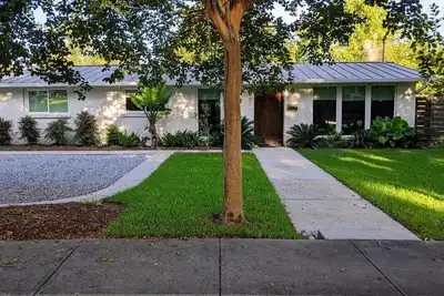 Image de Modern Coastal Oasis - Locationâś“ Priceâś“ Spaciousâś“ Tropicalâś“ Artworkâś“