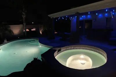 Image de Scottsdale oasis. ☀️🏜️🌵 Pool, hot tub, fire pit, outdoor bar/tv, bbq & putt golf.