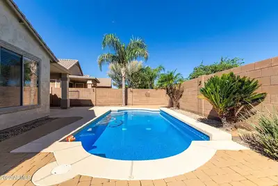Image de Modern & comfortable 1-story with private heated pool in Johnson Ranch