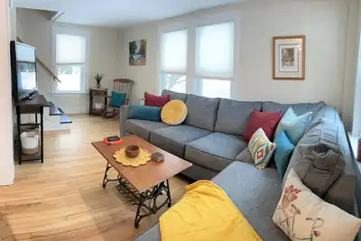 Image de Waterbury Village Hideaway with Hot Tub