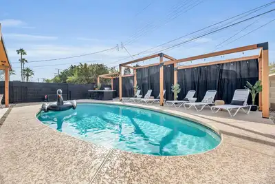 Image de Modern home with heated pool near Old town. Pet friendly
