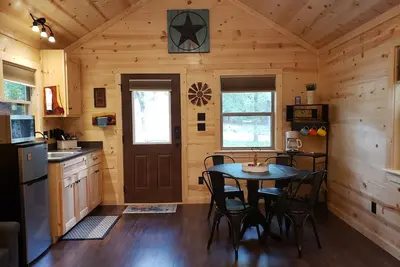 Image de The Redbud Cabin at Roman Nose